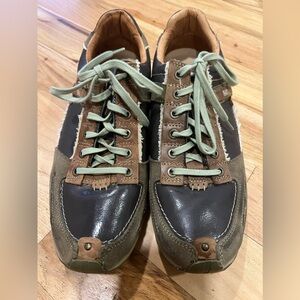 like new! Replay Men’s lace-up sneaker